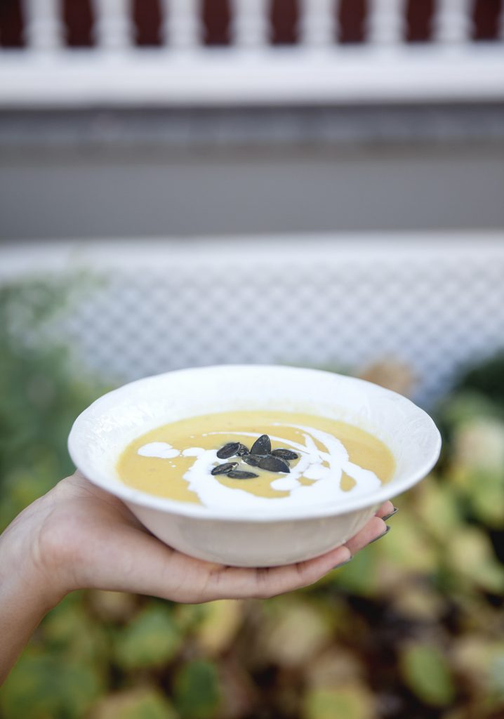 Potage aux courges poivrées, pommes & gingembre