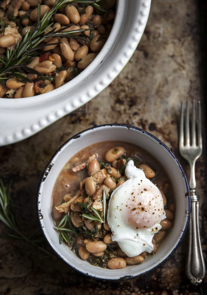 Potée de haricots blancs, bette à carde, lardons & œufs pochés
