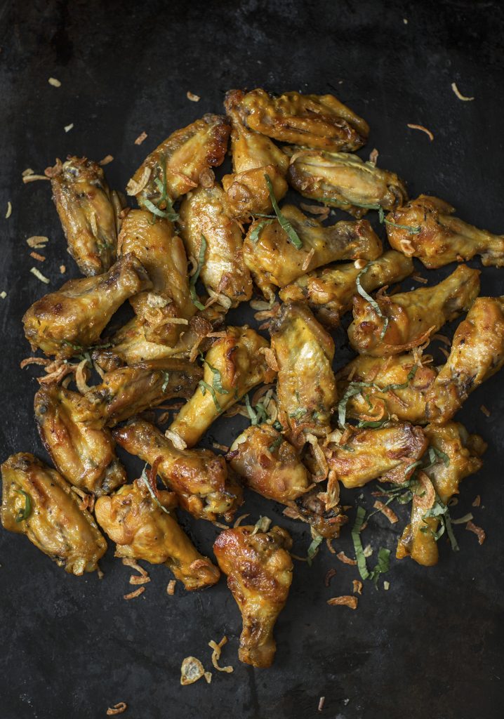 Ailes de poulet à la moutarde & crumble d’oignons frits