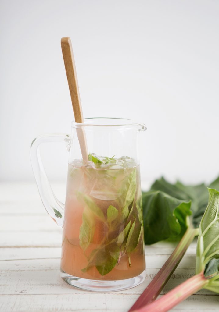 Thé vert glacé à la rhubarbe & au basilic