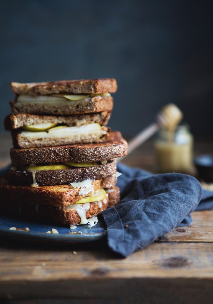 Grilled cheese au cheddar fort, à la poire, aux noix & au miel crémeux