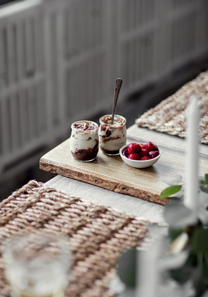 Mousse marbrée au fromage à la crème, au chocolat blanc & aux biscuits au gingembre