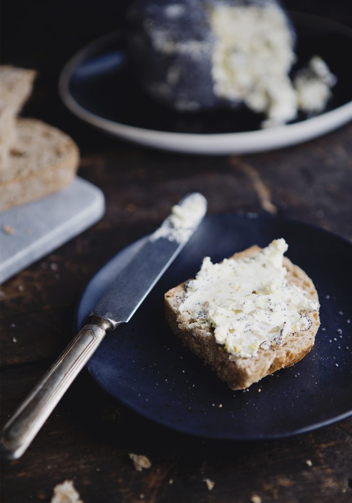 Boule de chèvre frais aux olives, au citron & aux graines de pavot