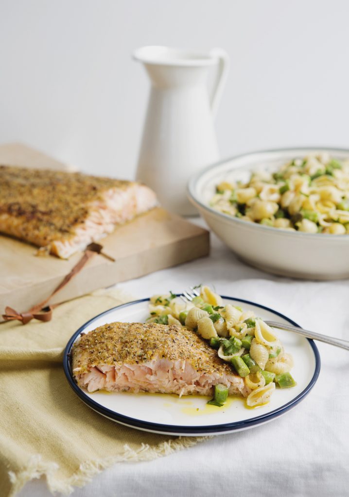 Saumon grillé méditerranéen, salade de coquillettes & vinaigrette au beurre d’amande