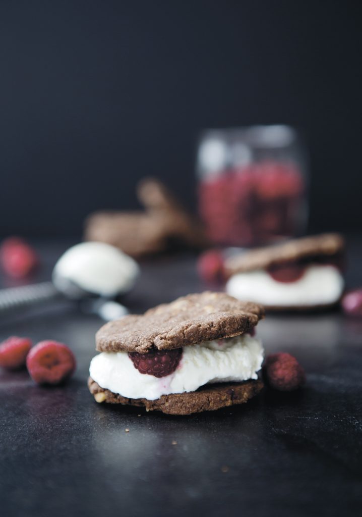 Sandwichs à la crème glacée minute au chocolat & aux framboises