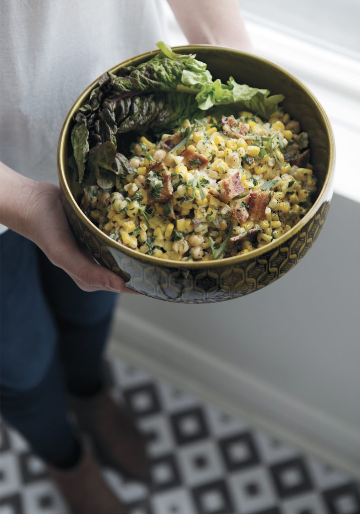 Salade de maïs crémeuse aux pois chiches, au bacon et à l’estragon