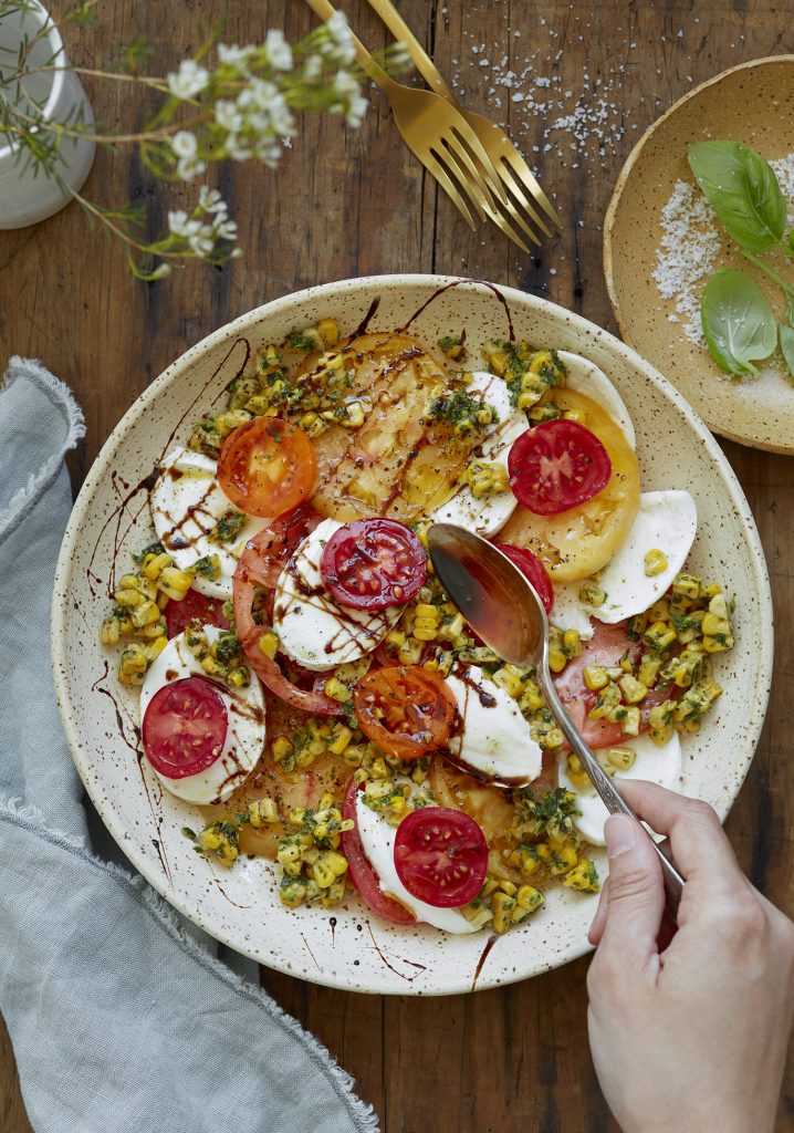 Assiette de tomates, maïs, mozzarella & réduction balsamique à l’érable