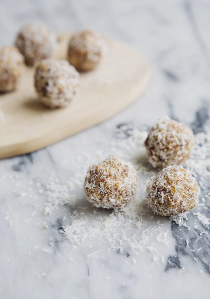 Boules d’énergie aux abricots, au quinoa soufflé & à la noix de coco