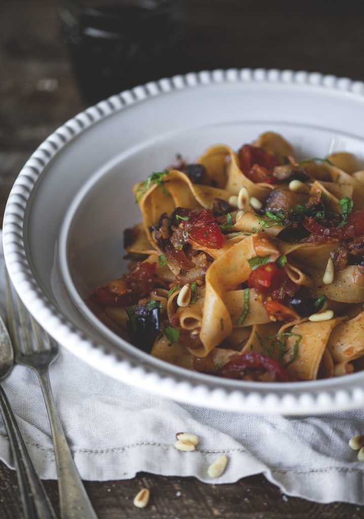 Pappardelle aux aubergines braisées, cumin & herbes fraîches