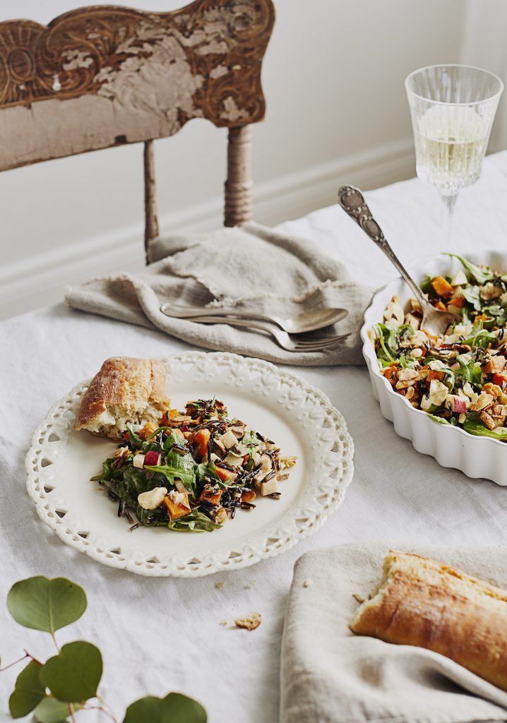Salade crémeuse aux patates douces, au riz sauvage, au fromage en grains & aux pommes
