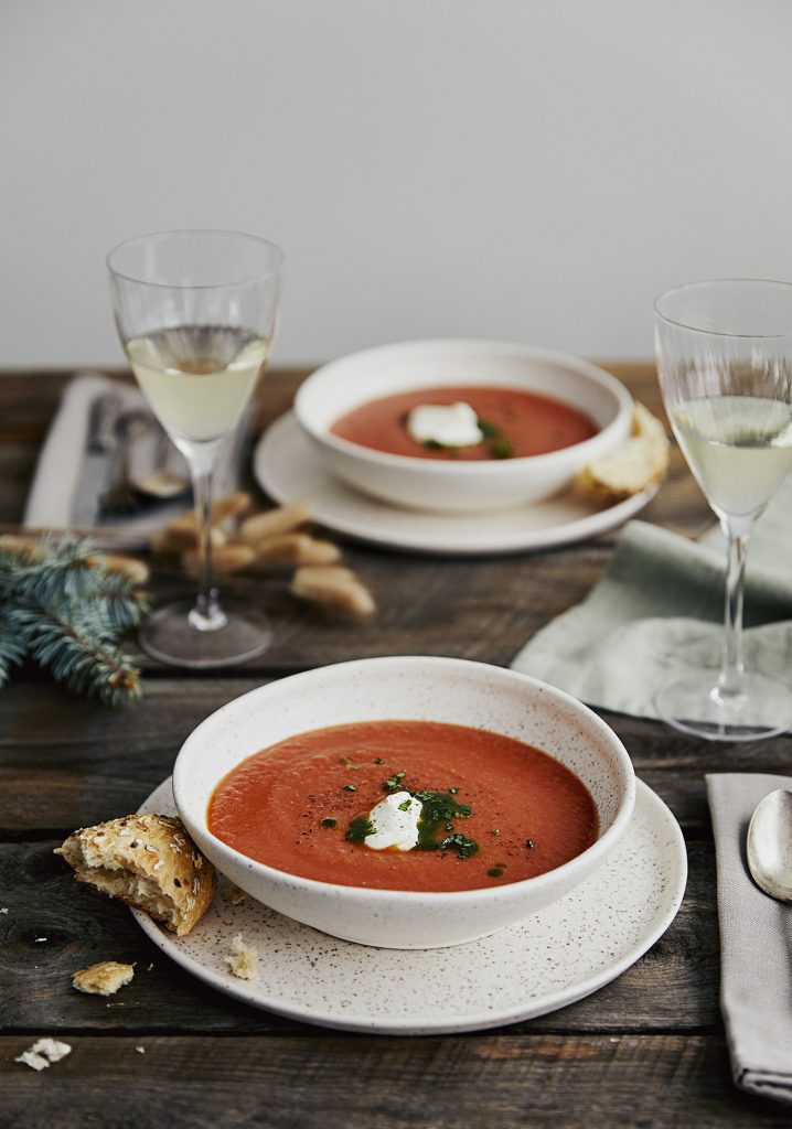 Potage aux tomates & garniture au basilic