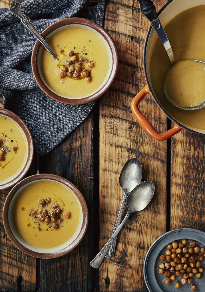 Potage au céleri et au cheddar & garniture de pois chiches caramélisés