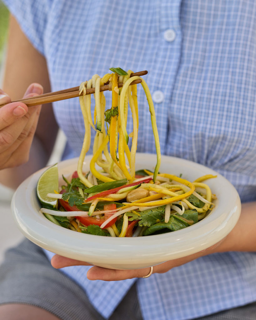 Raw zucchinis noodle pad thaï