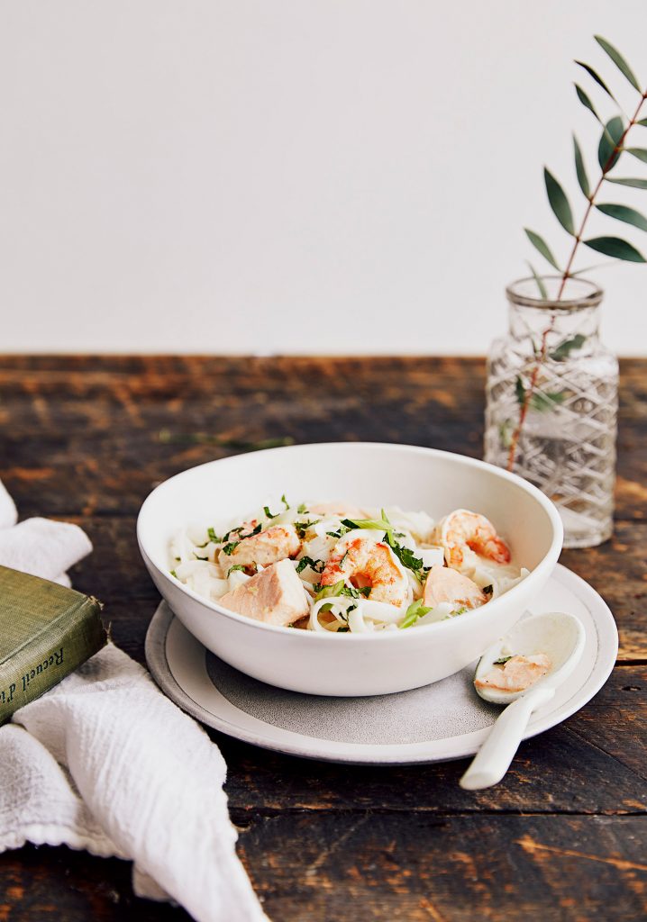 Soupe épicée au saumon et aux crevettes & bouillon au lait de coco