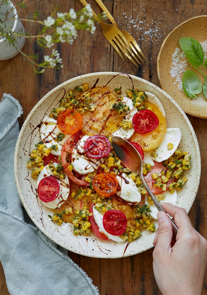 Assiette de tomates, maïs, mozzarella & réduction balsamique à l’érable