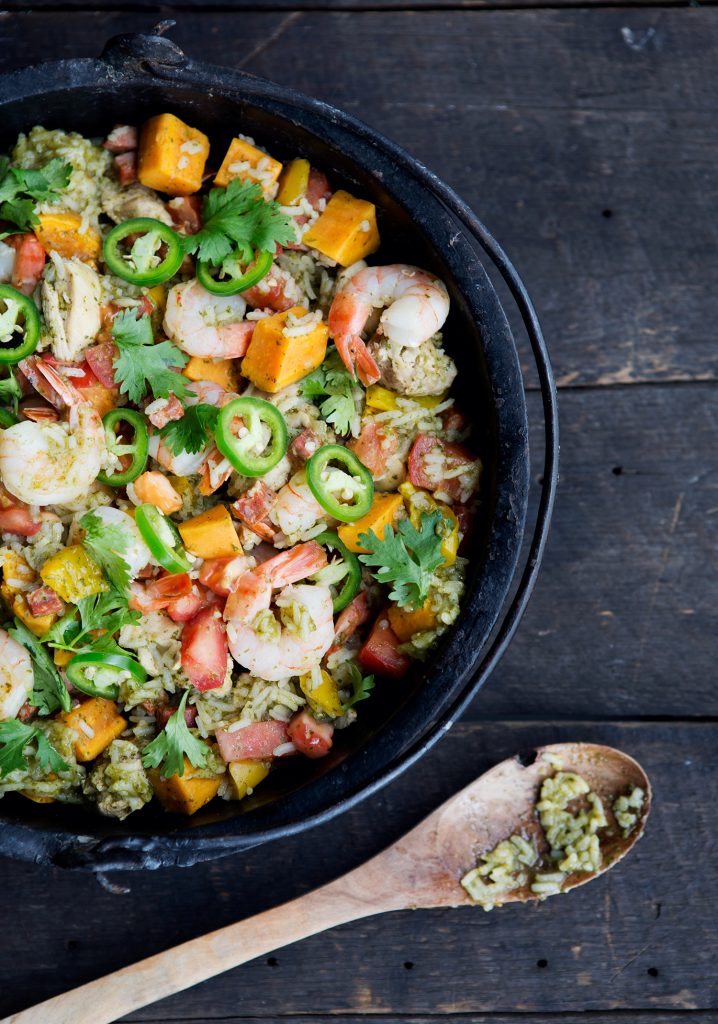 Casserole de riz vert aux crevettes, poulet, chorizo & légumes