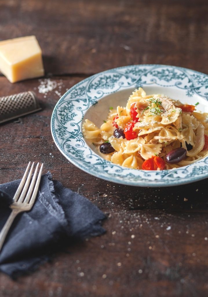 Farfalles Alfredo aux tomates, poulet & olives