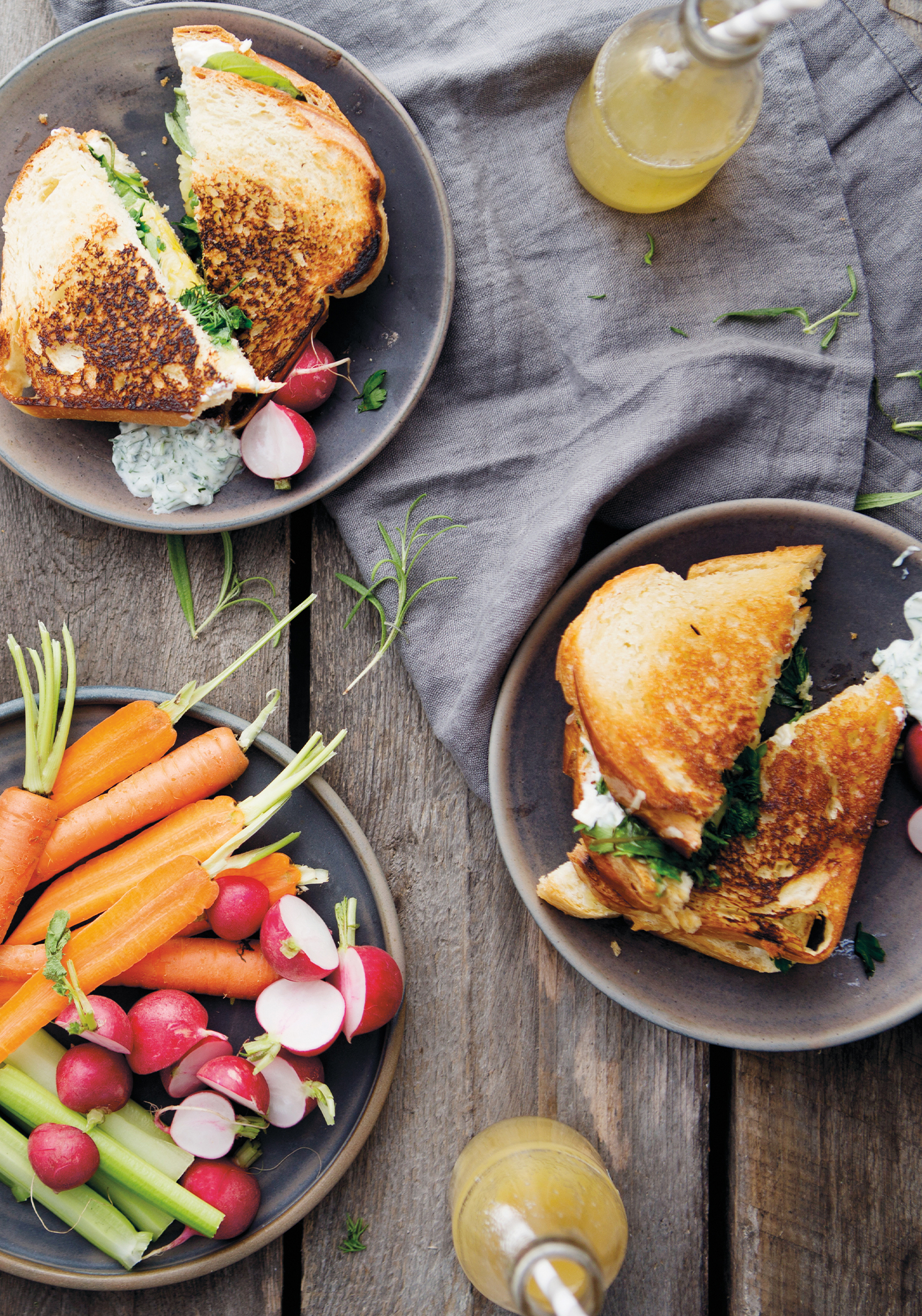 Fresh herbs & cheddar grilled cheese - Trois fois par jour
