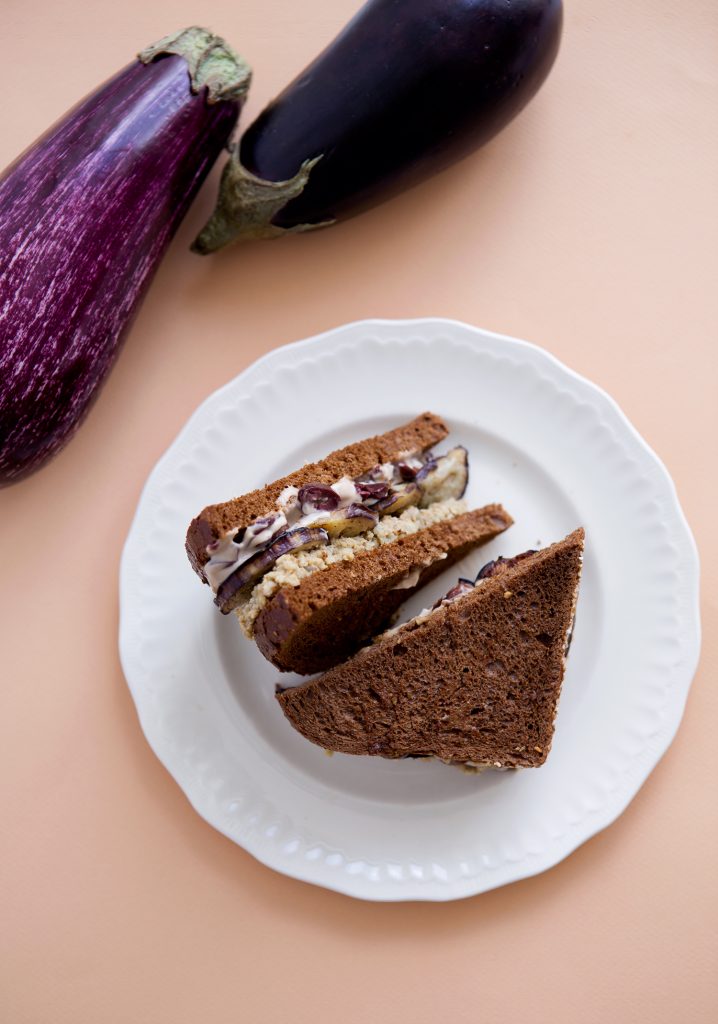 Pain multigrain, végépâté, aubergine grillée & mayonnaise aux olives