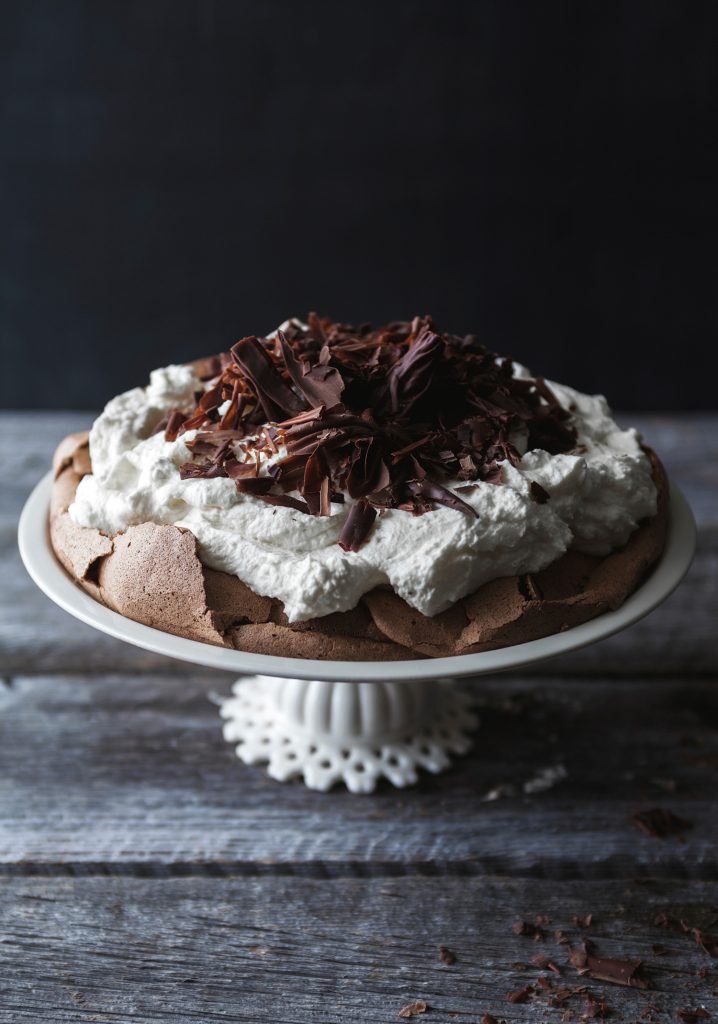 Pavlova au chocolat & crème fouettée au chocolat blanc