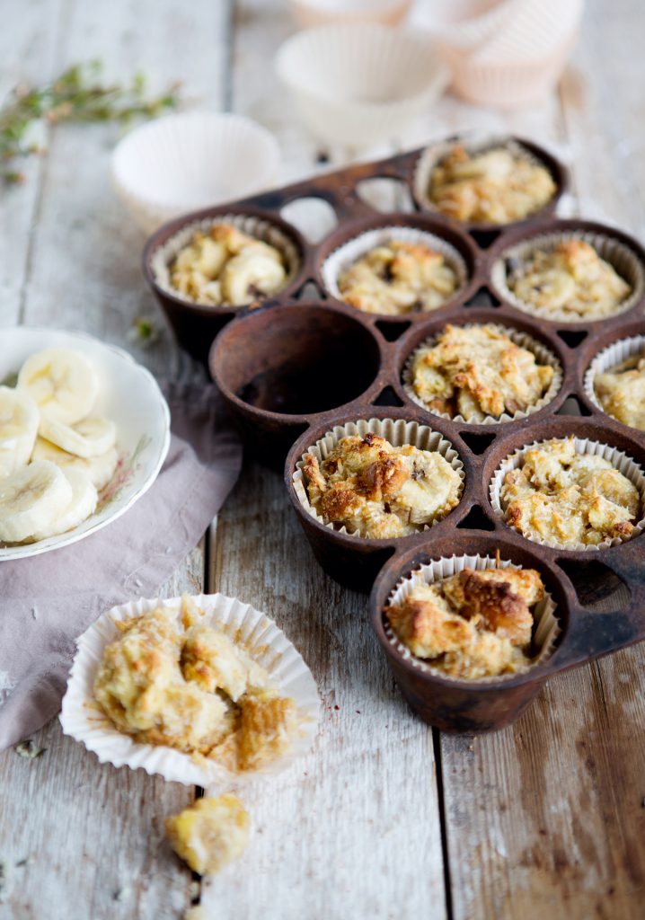 Petits poudings au pain, à la noix de coco et aux bananes