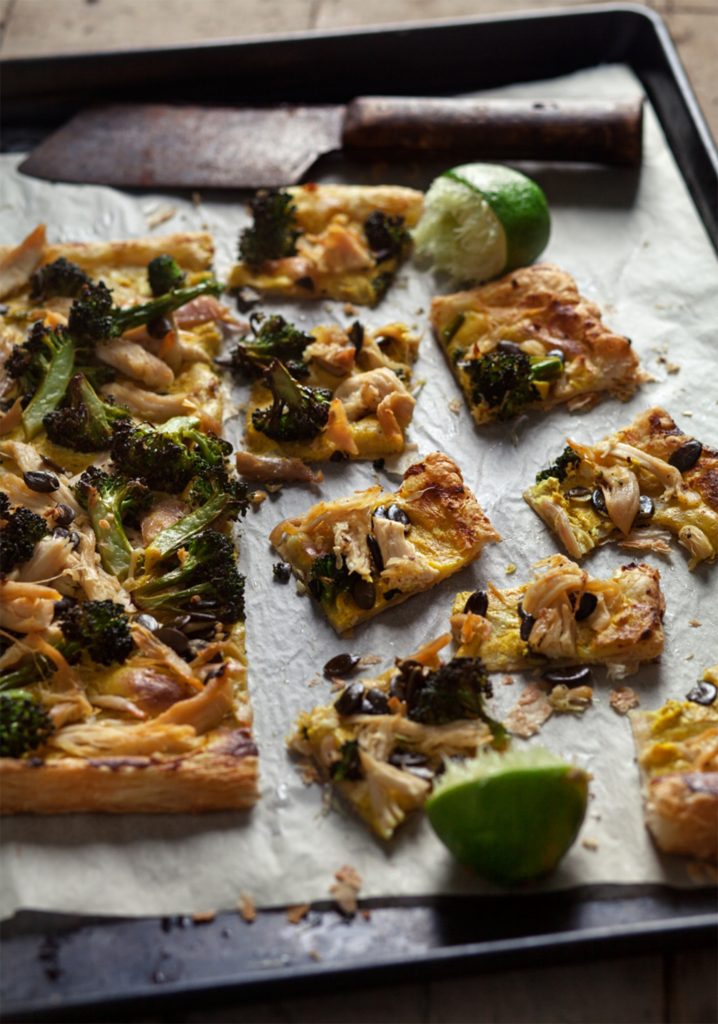 Tarte fine à la tartinade de fromage au cari, poulet & légumes