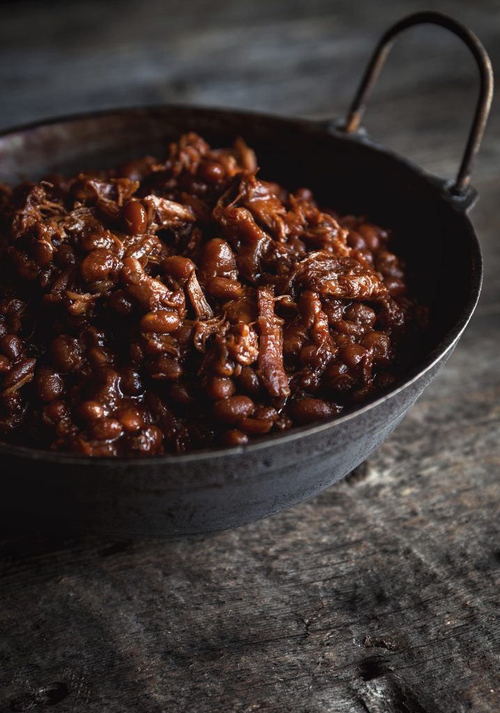 Fèves au lard à l’érable et poulet effiloché