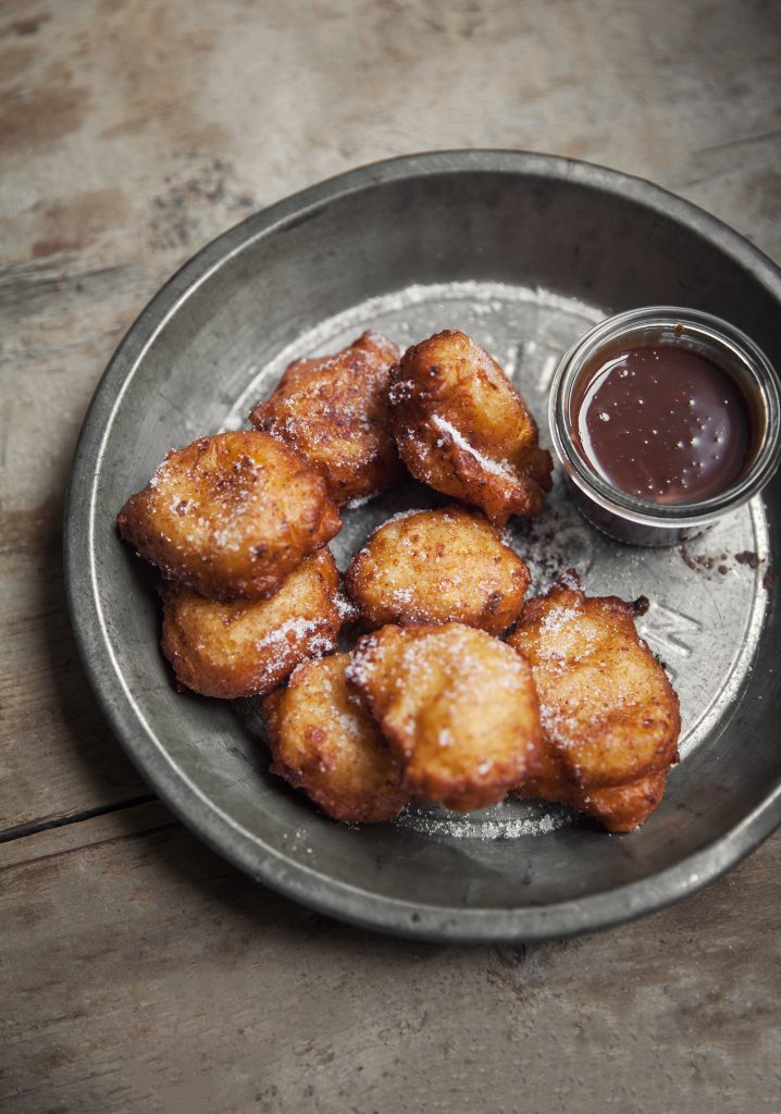 Beignes à la ricotta, aux poires & sauce au chocolat