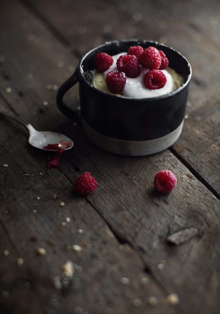 Gâteau éponge dans une tasse