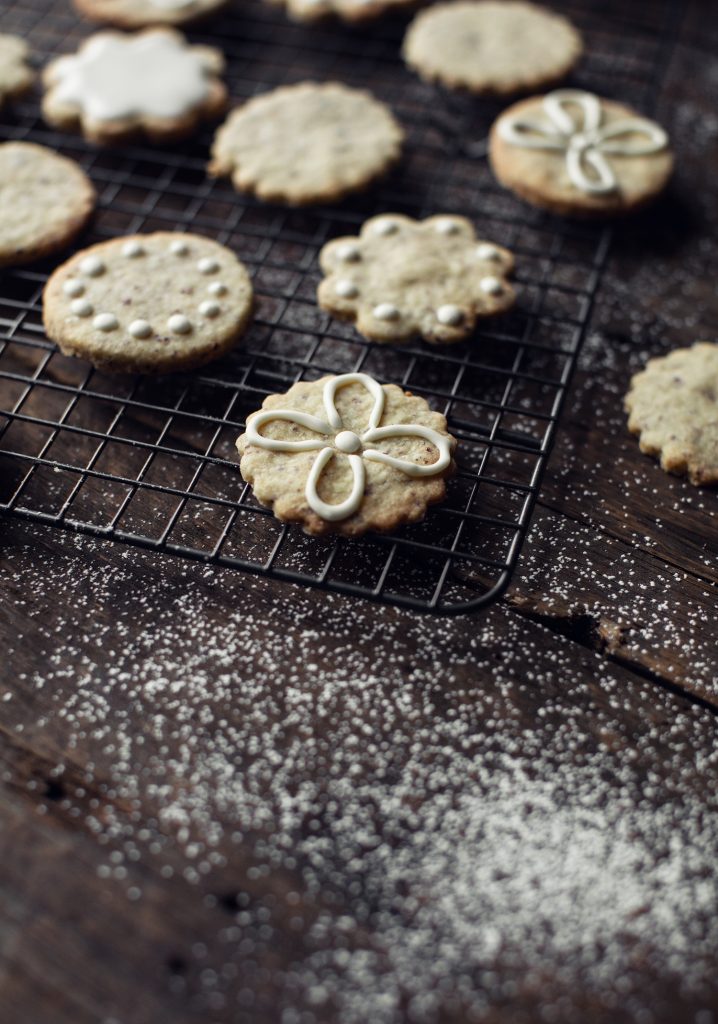 Biscuits au beurre, aux noisettes & glaçage blanc