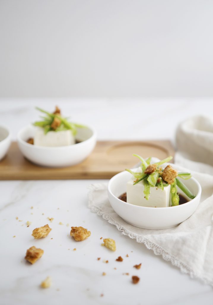 Tofu soyeux froid, marinade asiatique & salade de pois mange-tout