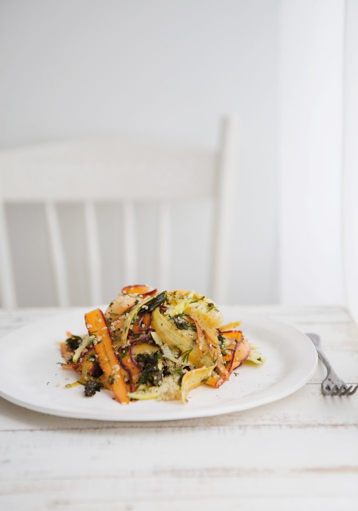 Salade de carottes multicolores à la lime, aux croustilles de kale et au quinoa
