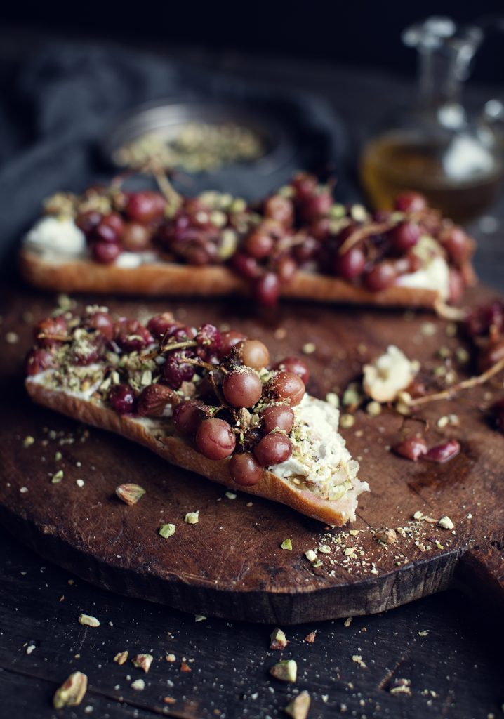 Baguette aux raisins rôtis, huile d’olive & fromage de chèvre