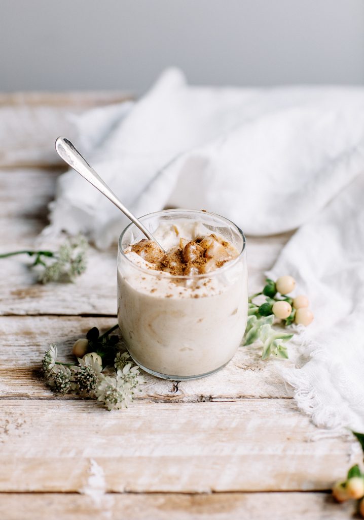 Mousse glacée au chocolat blanc, aux épices d’automne & aux poires caramélisées