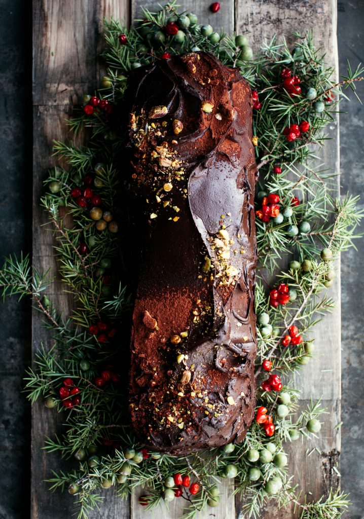 Bûche de Noël sans cuisson au chocolat, au riz soufflé & aux avocats