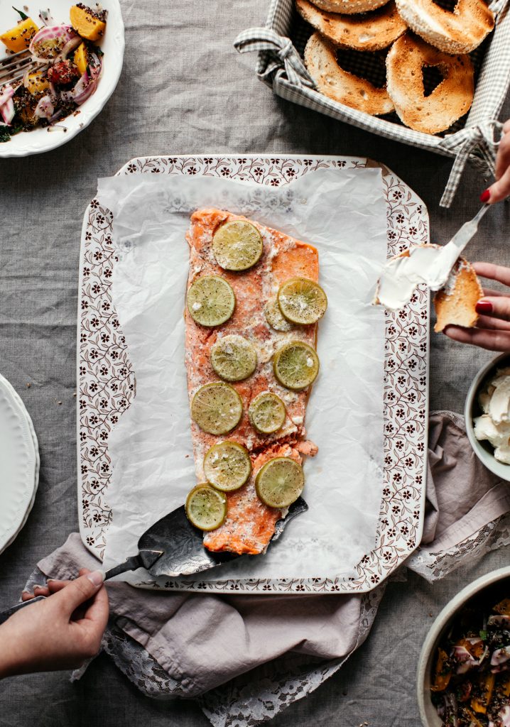 Saumon entier à partager, salade de betteraves, bagels & fromage à la crème