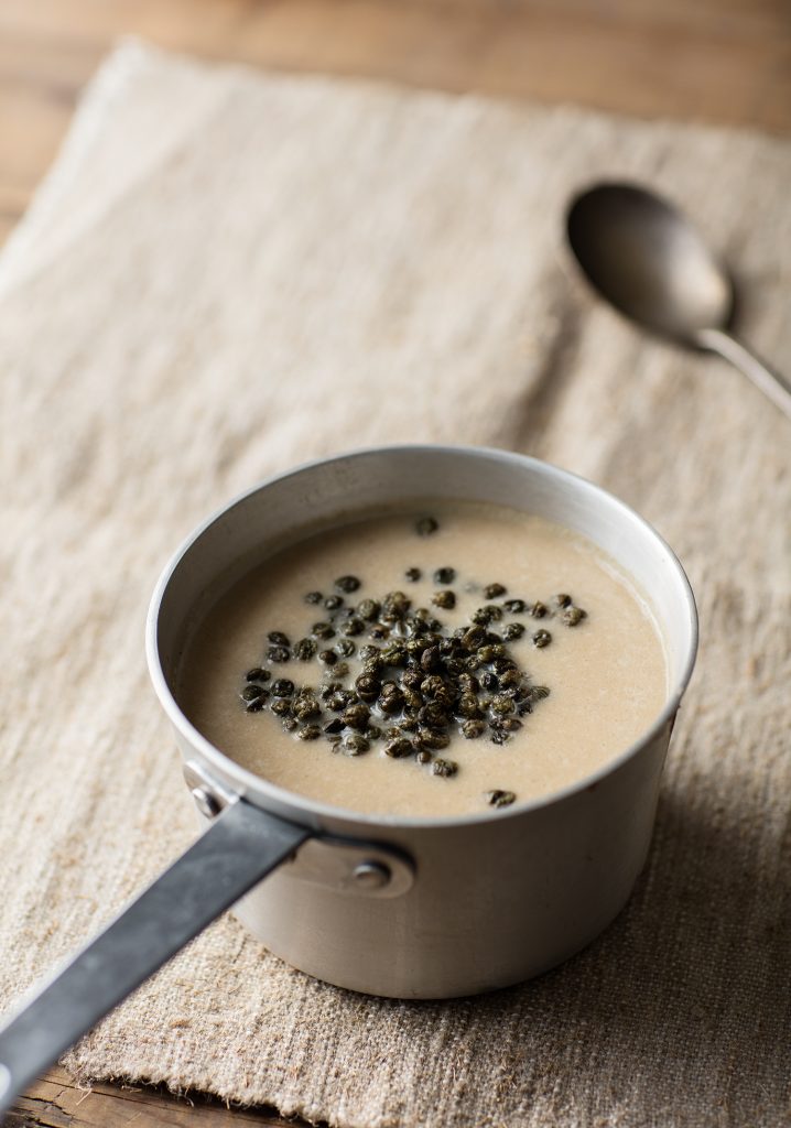 Crème de chou-fleur, gruyère & garniture de câpres frites