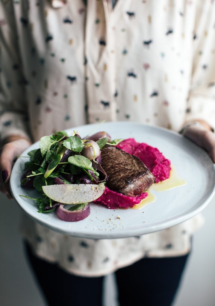 Médaillons de cerf sucrés-salés, purée de betteraves & salade d’oignon grillé