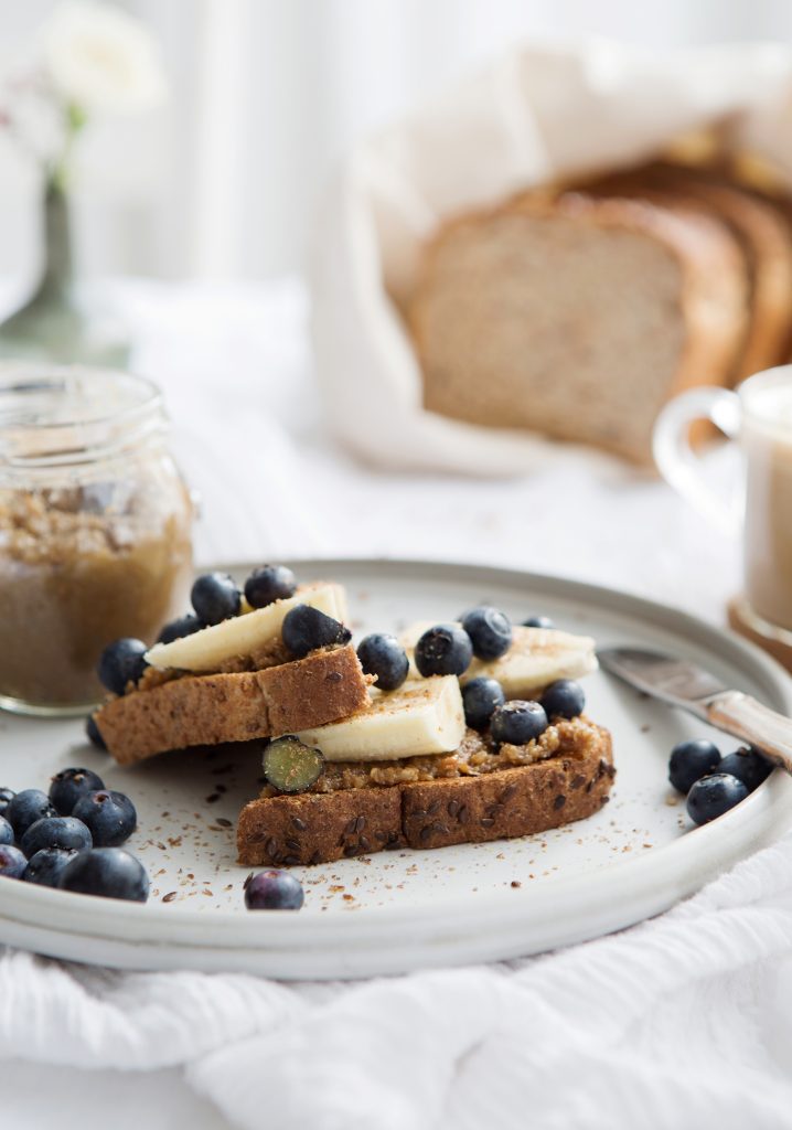 Tartines au caramel de tournesol, aux bananes, aux bleuets & aux graines de lin