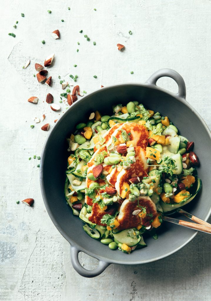 Salade de courgettes, fromage grillé & salsa à la mangue et à l’avocat