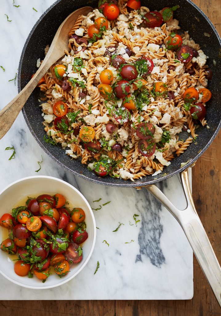 Fusilli au poulet haché, aux olives Kalamata, au féta & aux tomates fraîches