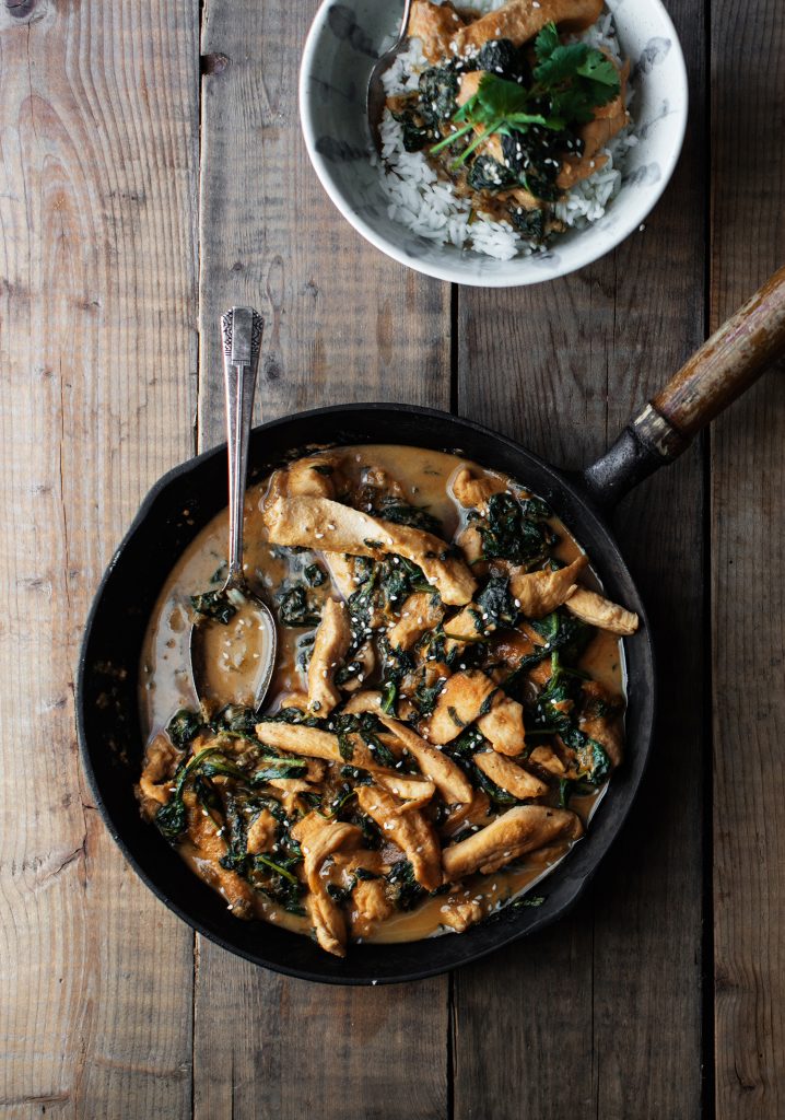 Sauté de poulet au beurre de sésame & aux épinards