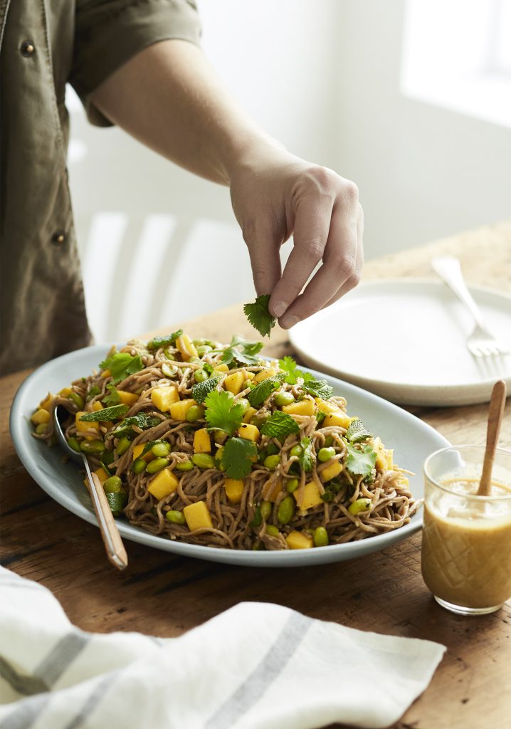 Salade de pâtes soba aux edamames et à la mangue & vinaigrette à l’aubergine