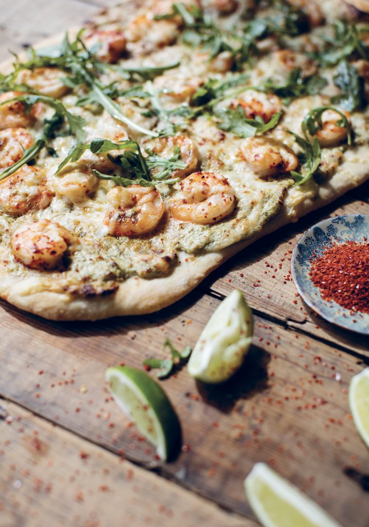 Pizza aux crevettes épicées, pesto, ricotta & roquette