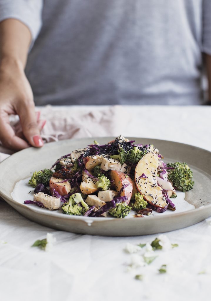 Salade de brocoli crémeuse, pêches, amandes & poulet