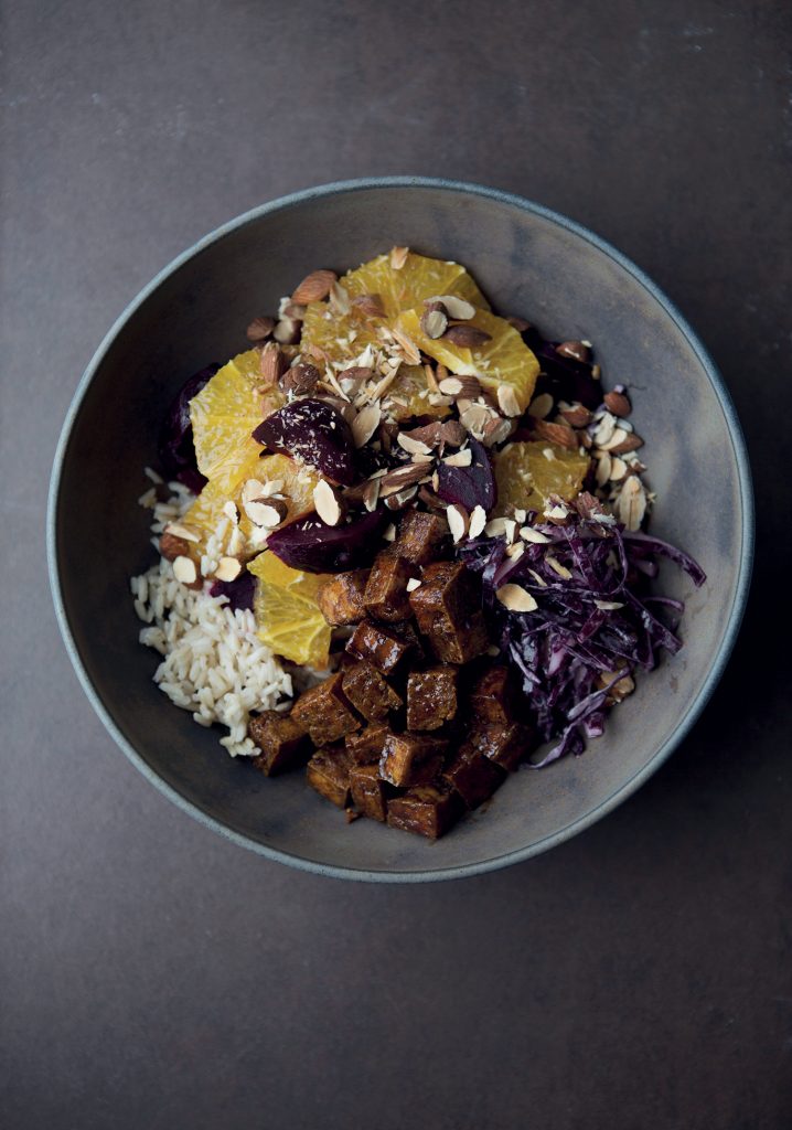Bol de riz brun, tofu, chou rouge, orange, betteraves & amandes