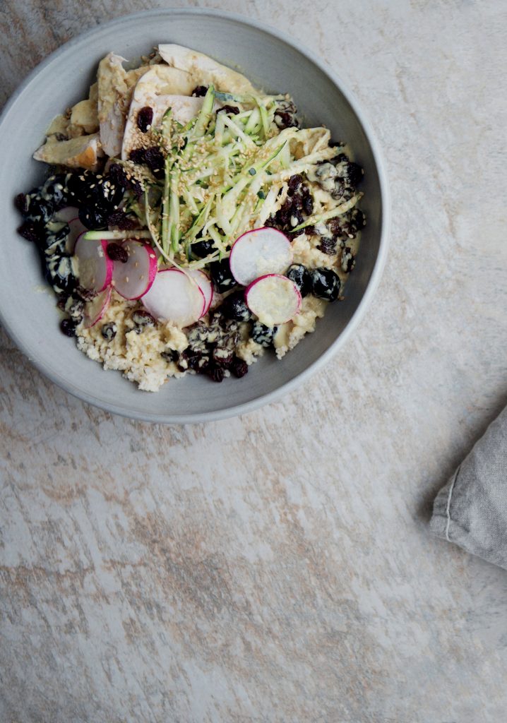 Bol de millet, poulet, olives, raisins, radis & sauce au tahini