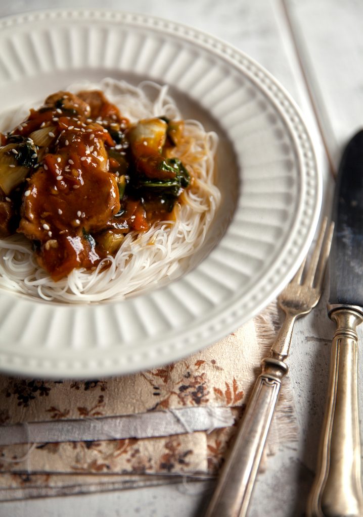 Porc au caramel, bok choy & vermicelles