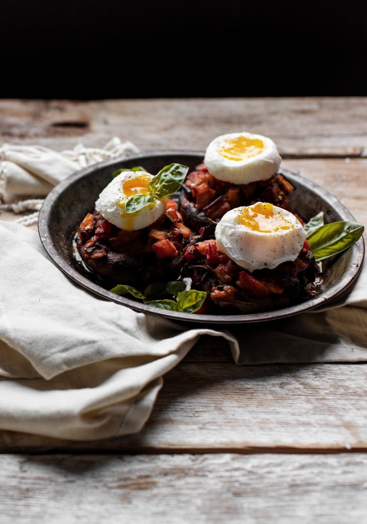 Portobellos farcis aux aubergines, tomates, bette à carde & œufs pochés