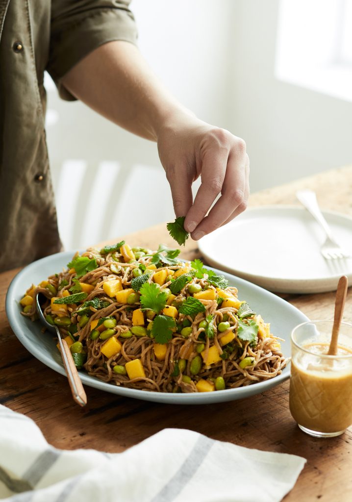 Salade de pâtes soba aux edamames et à la mangue & vinaigrette à l’aubergine